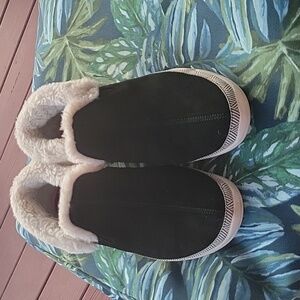 Rarely worn pull on leather sketchers with fsyx fur